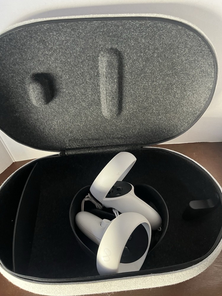 Meta Oculus Quest VR Controllers Left & Right W/case Powers On /No Further Testi