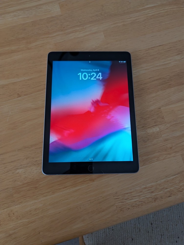 Apple iPad 5th Generation Silver - 32GB Wi-Fi - Model A1822