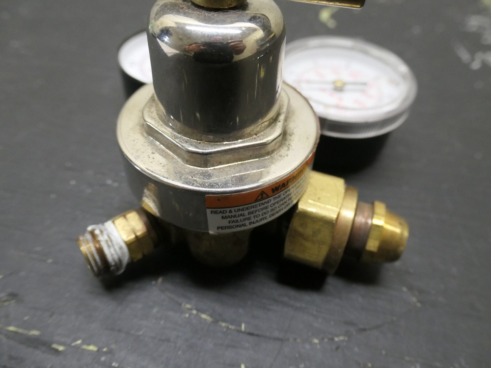 Smith 30-15-520 Acetylene Medium Duty Regulator (Missing Plastic on One Gauge)
