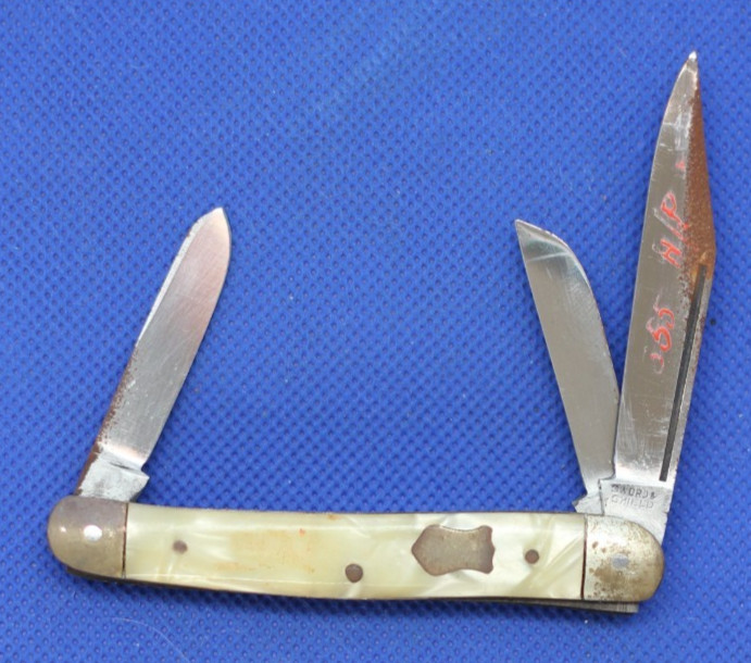 Vintage Sword & Shield 3 blade pocketknife