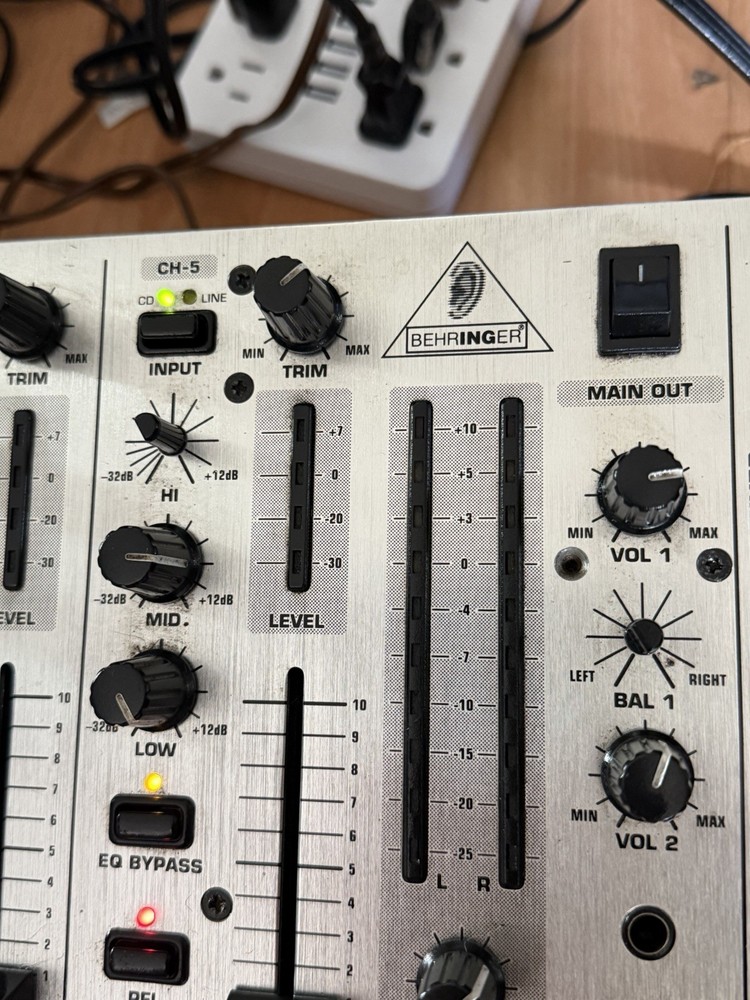 Behringer VMX 1000 Pro DJ Mixer