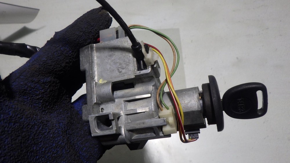 02 GMC YUKON Ignition W/Key