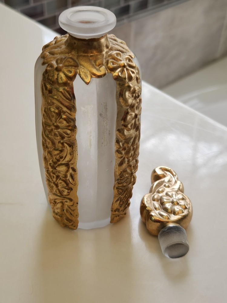 DECORATIVE FROSTED PERFUME BOTTLE WITH GOLD COLUMNS #1005