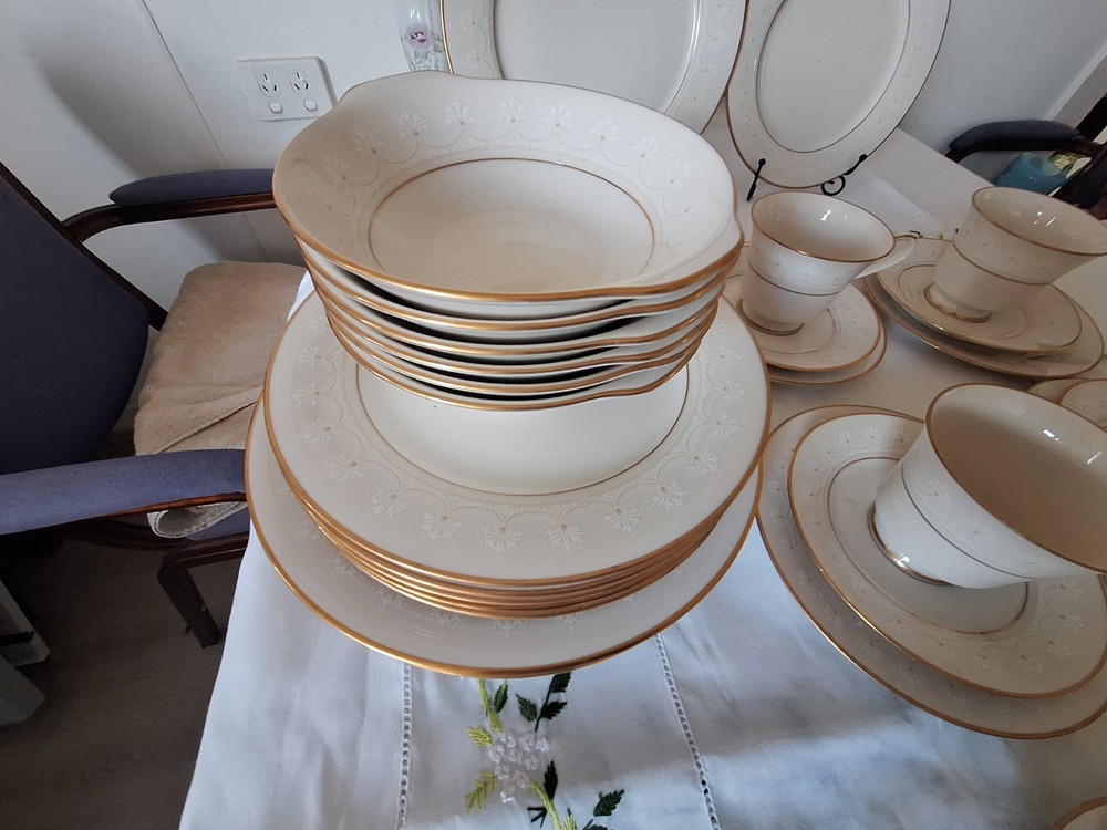Dinner set, Noritake Caledonia pattern 7091, from Japan, 35 pieces
