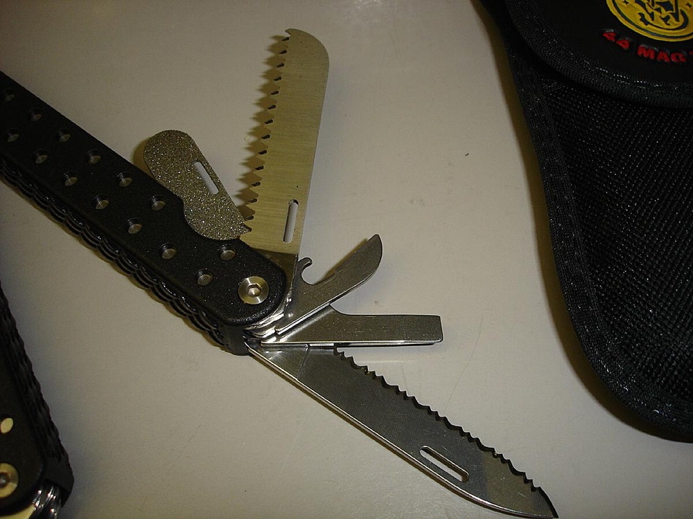 Smith & Wesson 44 Mag Tool Deluxe - 16 Function Multi-Tool SW1010 - New in Box