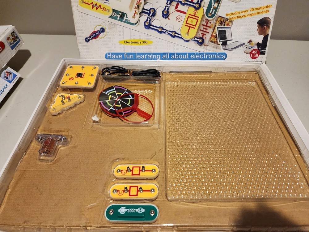 Electronic Snap Circuits 750, 300, 100 Experiment Kits - Incomplete