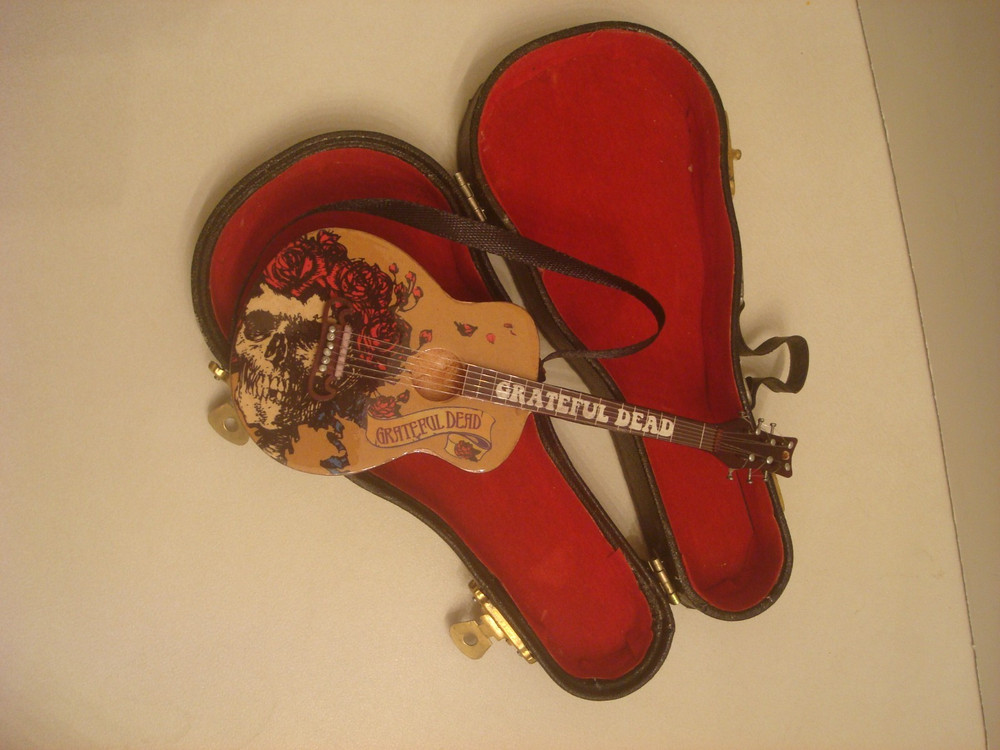 GRATEFUL DEAD MINIATURE GUITAR ORNAMENT
