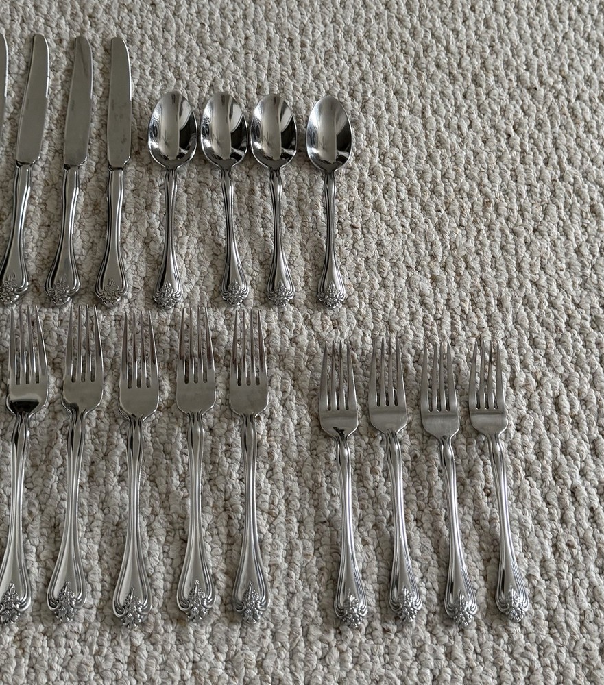 Oneida Boutonniere Mixed Flatware 22 pc Set