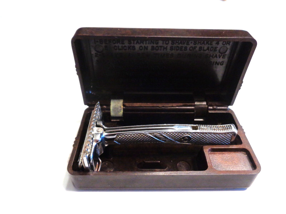 VINTAGE DeHAVEN MODEL NO. 3 RAZOR IN BAKELITE/CELLUOID CASE