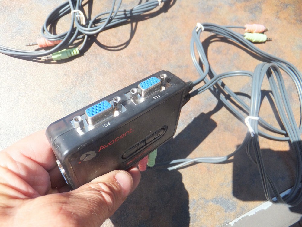 2 Avocent Switchview 100 Two Port, 2SV11BND1 With Cables