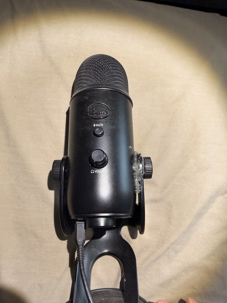 Blue Yeti USB Microphone Black Freestanding w/ Mute Button & Volume Control