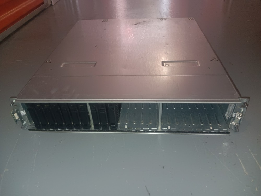 Hp P2000 G3 SAS MSA DC SFF Server Array W/24X 2.5(8 Caddies) No Drives Powers On