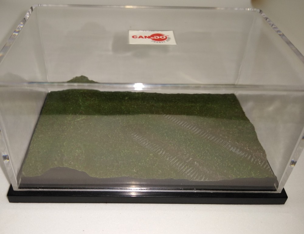 Can.Do Model Display Case with Dark Green Terrain Base (GD3)