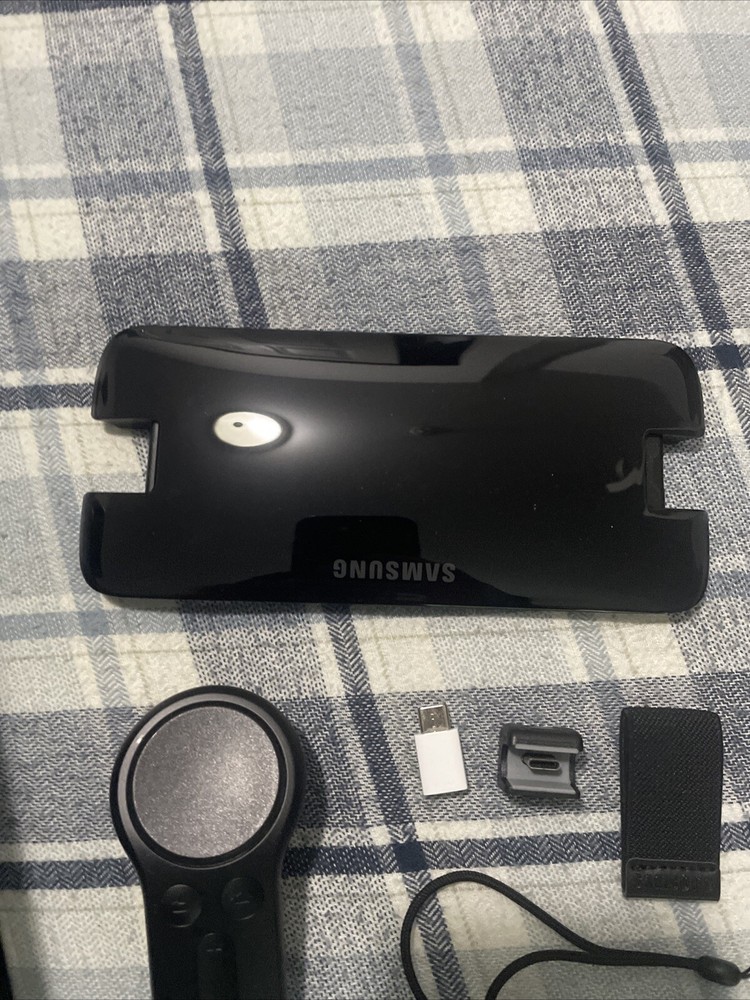 Samsung Gear VR Powered By Oculus Virtual Headset Controller Model SM-R324