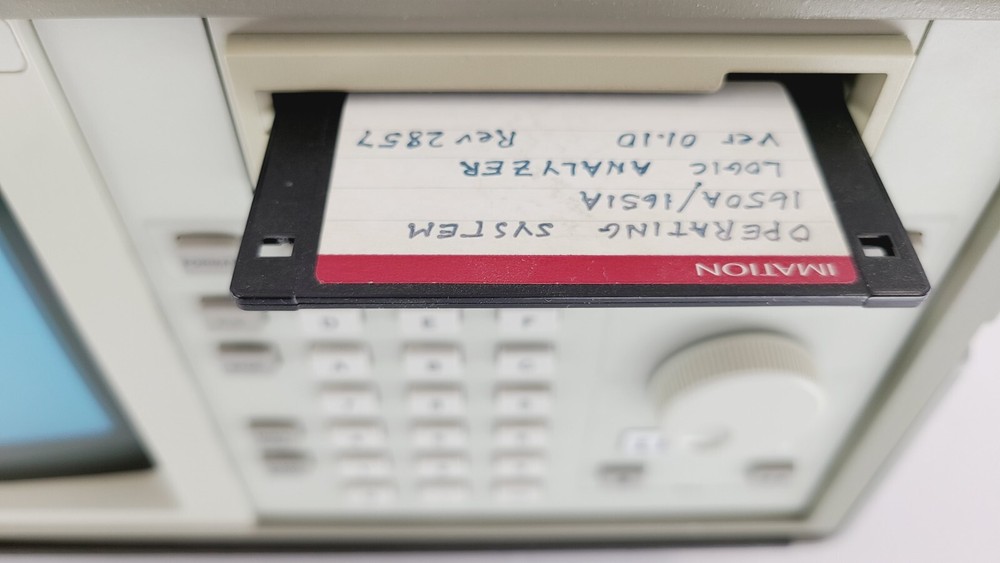 Hewlett Packard (HP) 1651A Logic Analyzer with Data Cables and Disc