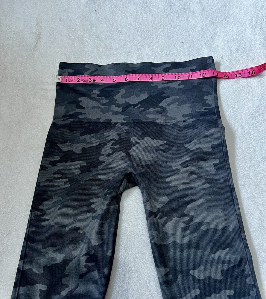 SPANX Seamless Camouflage Cropped Leggings - Large
