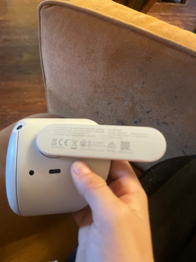 quest 2 used headset only writing on it still works no controls tho