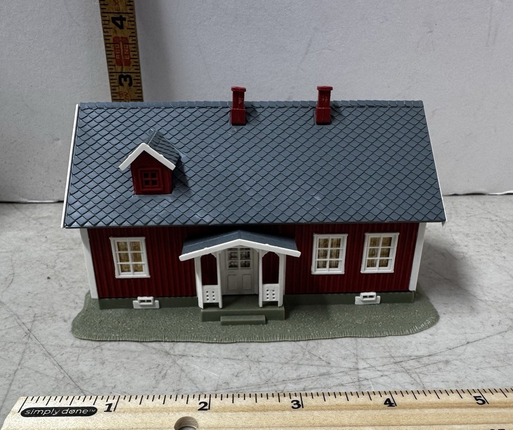 FALLER HO SWEDISH HOUSE RED PRE -BUILT