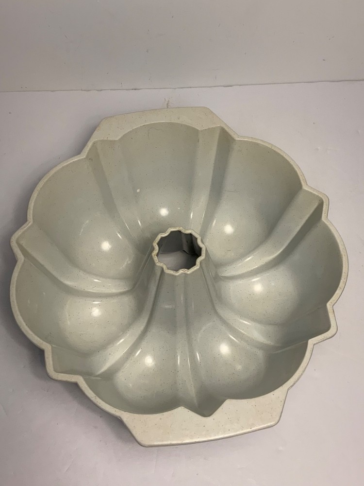 Nordic Ware 9 Cup White Bundt Cake Pan