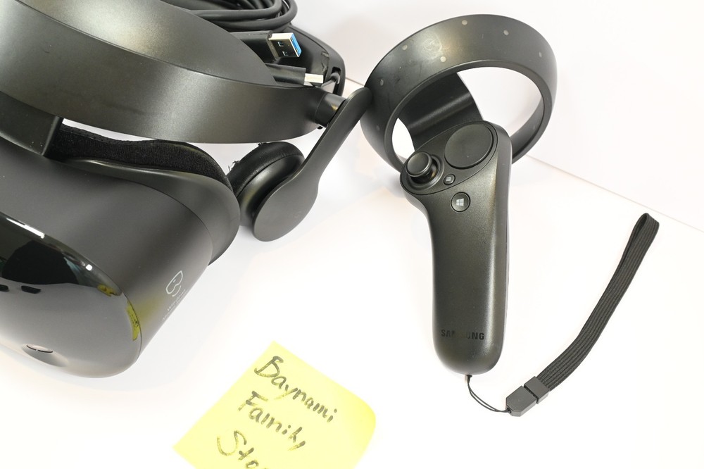 Samsung HMD Odyssey + Plus Windows Mixed Reality Headset + 2x Controllers Set