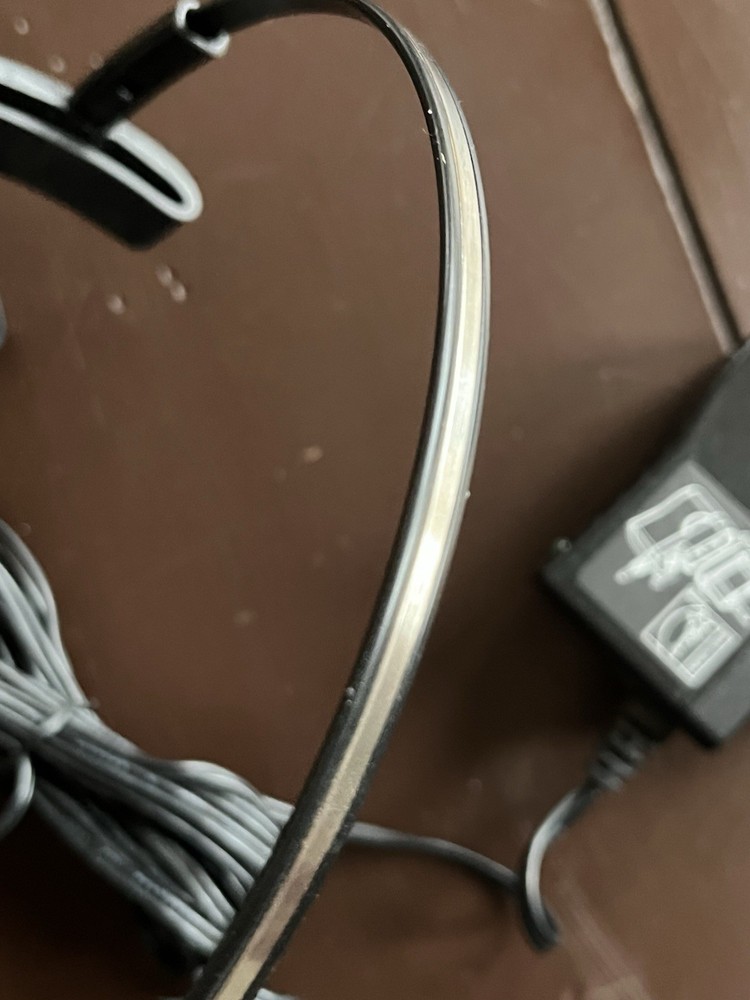 Plantronics W02 Headset w/ Charging Base & AC Adapter