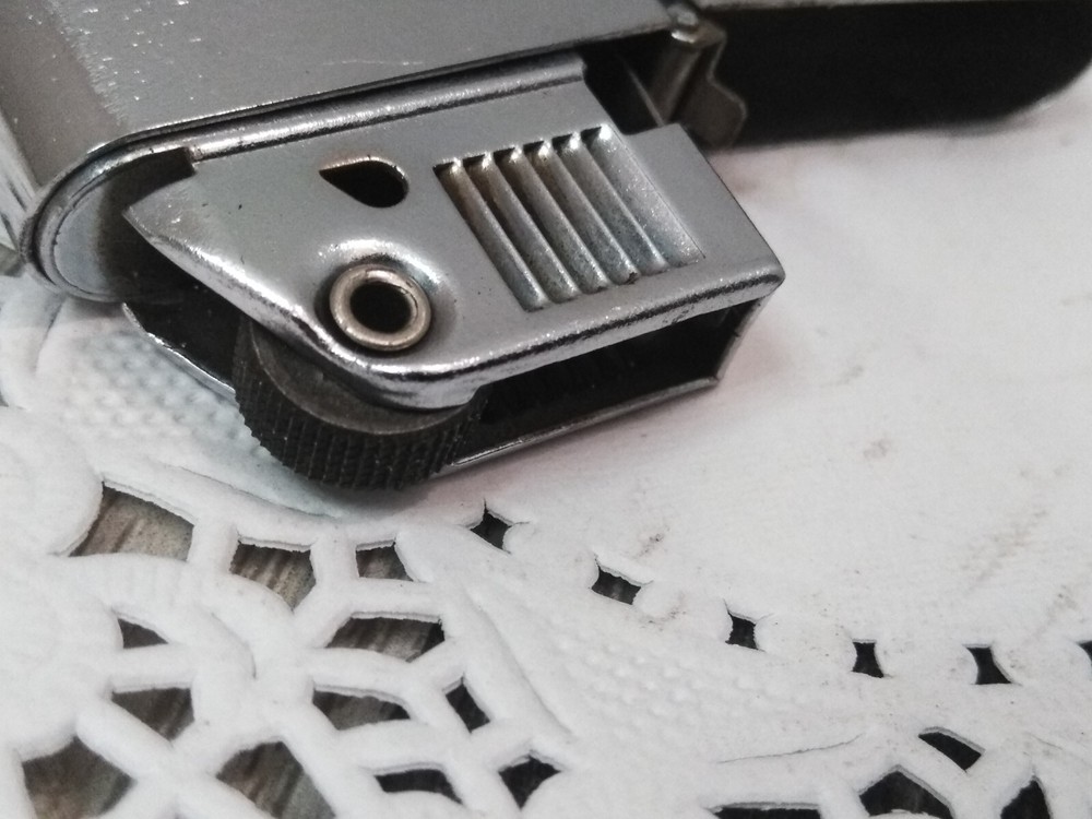 Vintage Ronson Typhoon FLIP TOP CHROME TOP WINDPROOF CIGARETTE LIGHTER