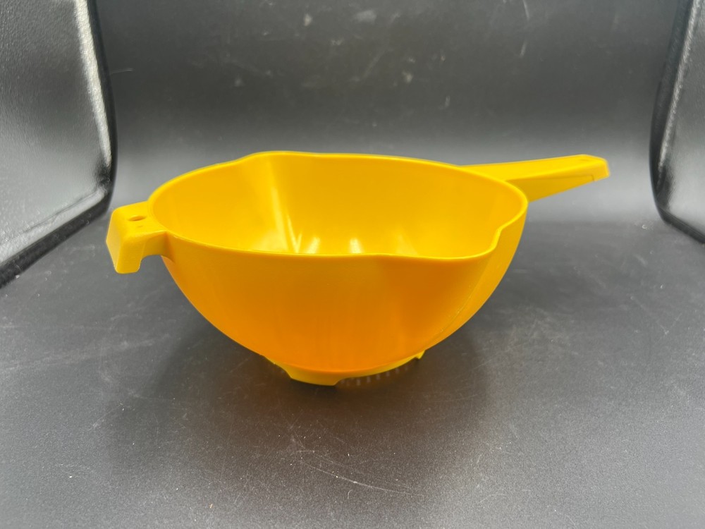 Tupperware Large 2 Qt Yellow Colander Strainer with handle 1523-1