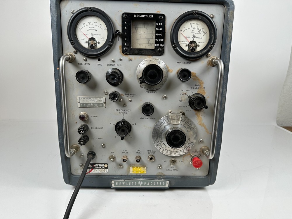 Vintage HP 608D - VHF Signal Generator - Powers on - MINIMAL TESTING