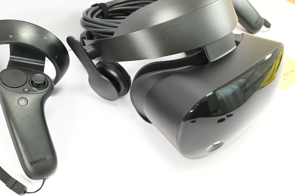 Samsung HMD Odyssey Windows Mixed Reality Headset + 2x Controllers Set