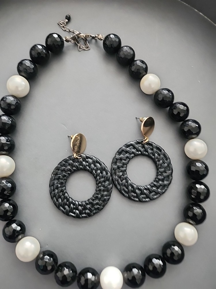 Beautiful Set Neckla and earrings 🖤