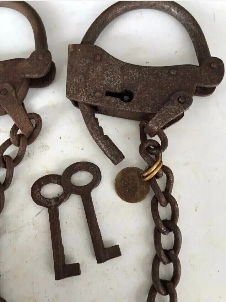 Antique-Prison Handcuffs Iron Rust Adjustable Cuffs with Chain & Key