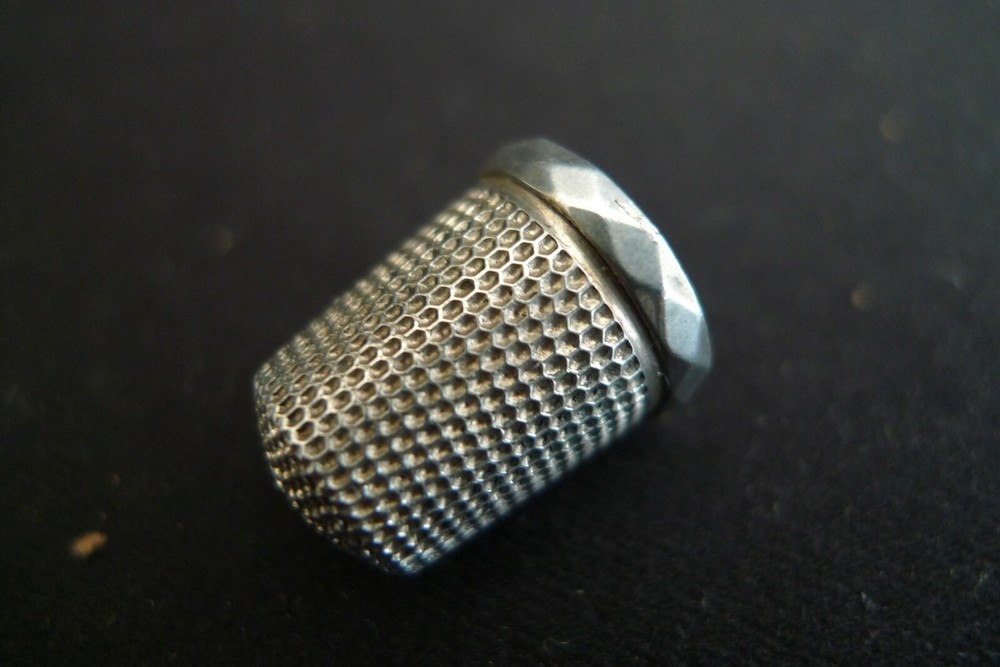 VINTAGE STERLING SILVER SEWING THIMBLE HAMMERED PATTERN DESIGN EDGING SIZE 8