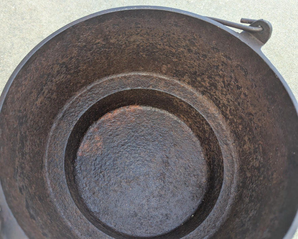 Cast Iron Gate Mark Eccentric Footed Offset Bottom Cowboy Pot Kettle Cauldron #8