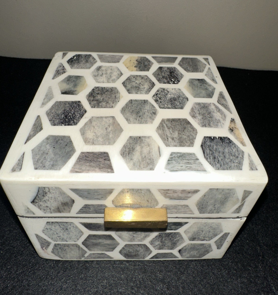 SQUARE HANDMADE BONE INLAY STORAGE BOX~GRAY & WHITE HONEYCOMB PATTERN