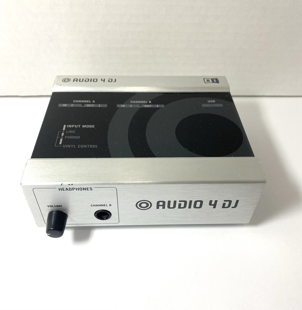NATIVE INSTRUMENTS  Audio 4 DJ  USB Audio Interface