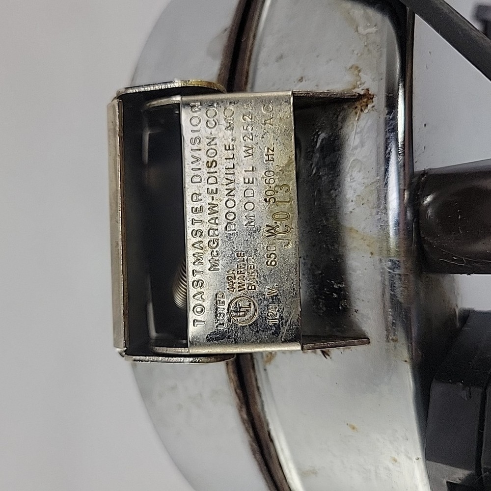 Vintage Toastmaster Waffle Maker Chrome Round Adjustable Temperature Model 252 A