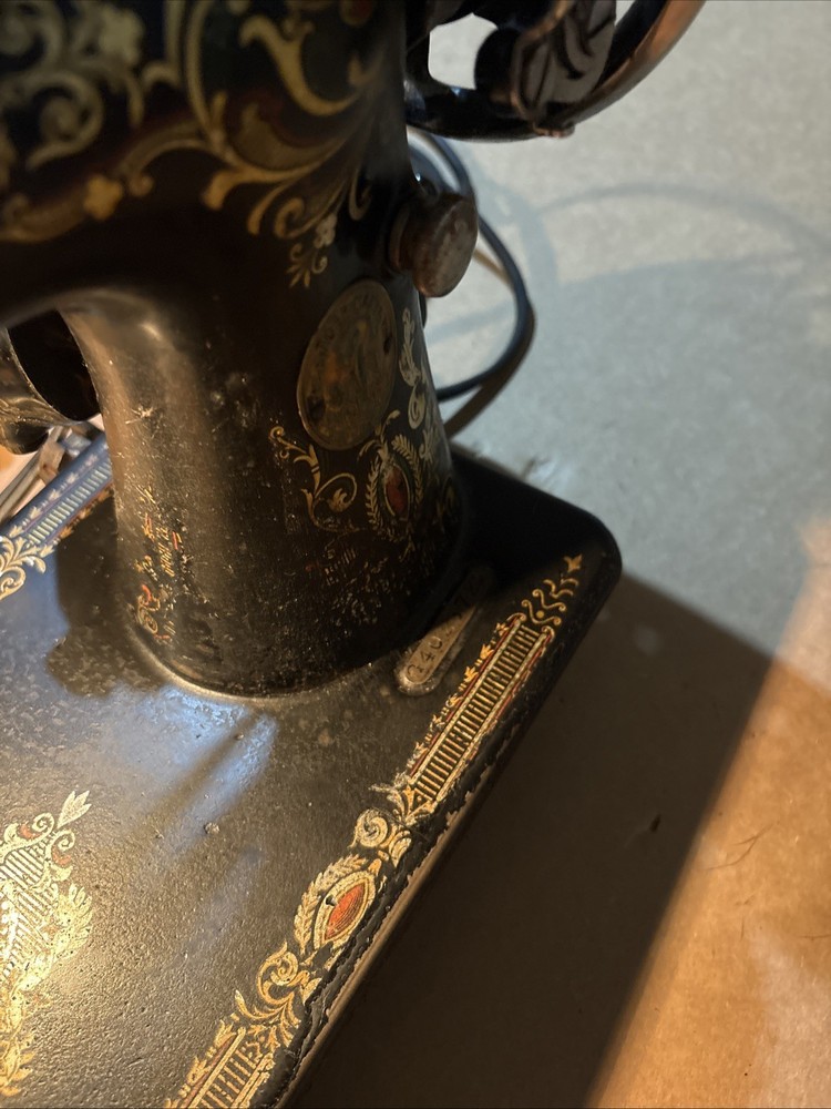 Singer Sewing Machine B.U. 7-E Untested Sold As Is