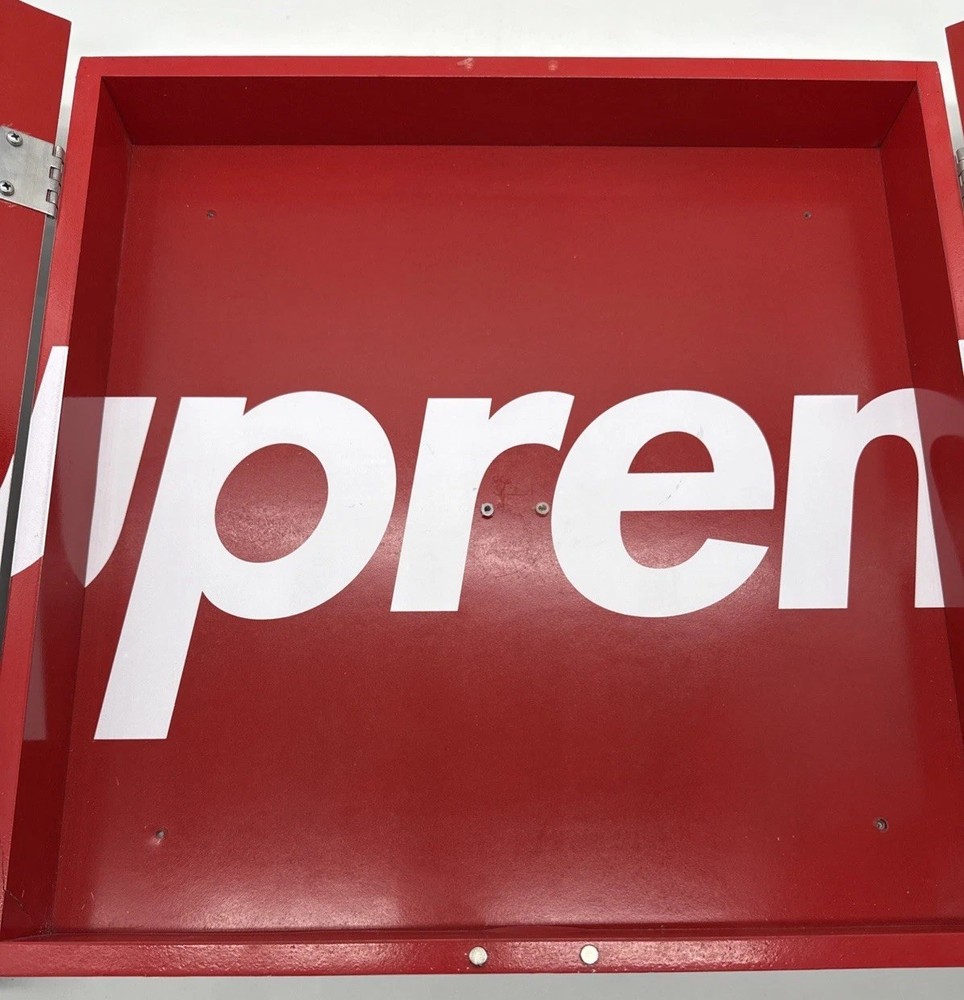 Supreme x Winmau Dartboard Set
