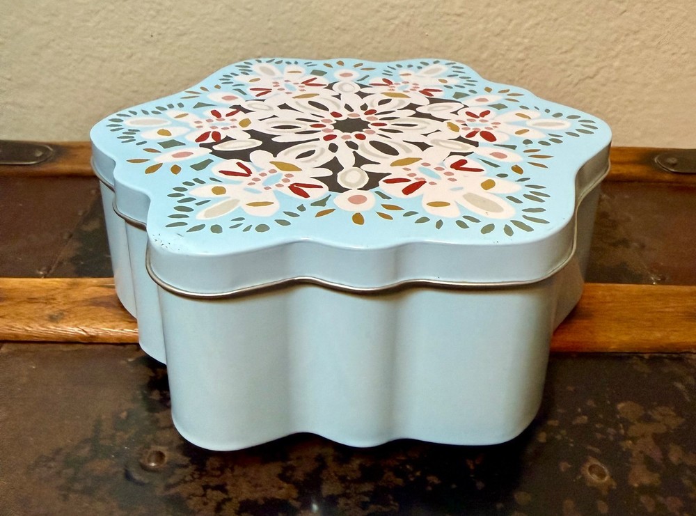 Colorful Metal Snowflake Shape Tin Winter Cookie Candy Gift Container