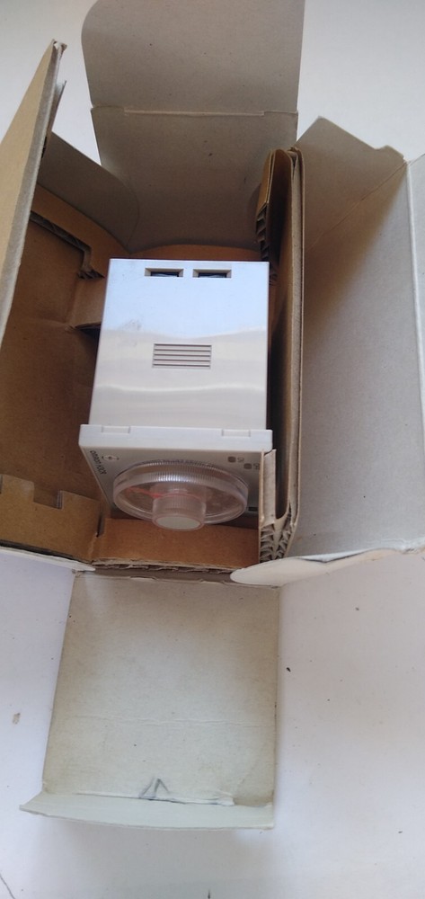 Omron H3CRF8 Timer 100-240VAC New