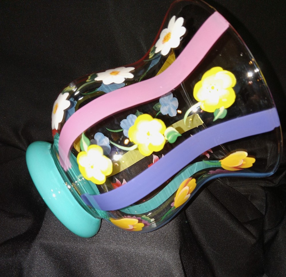 FANTASTIC SPARKLING AND FESTIVE GLASS VASE..