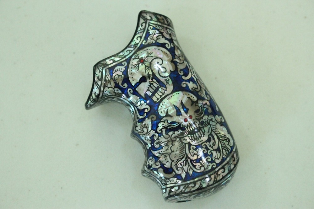 GRIPS TAURUS JUDGE PUBLIC DEFENDER POLY ( POLYMER FRAME ONLY ) PEARL SKULL BLUE