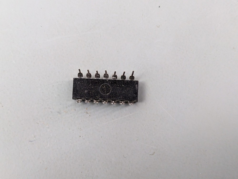 (2) Solidev CM4012AE Dual 4-Input NAND Gate ICs