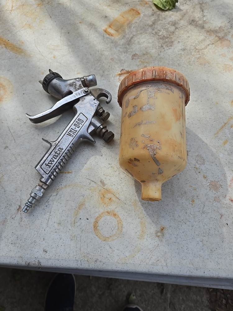 IWATA VXL-949 Spray  Gun And Plastic Cup