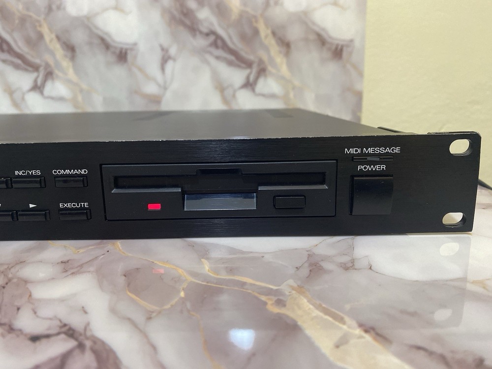 Vintage Roland S-330 DIGITAL SAMPLER Rack Mount Sampler Tested Working **READ**