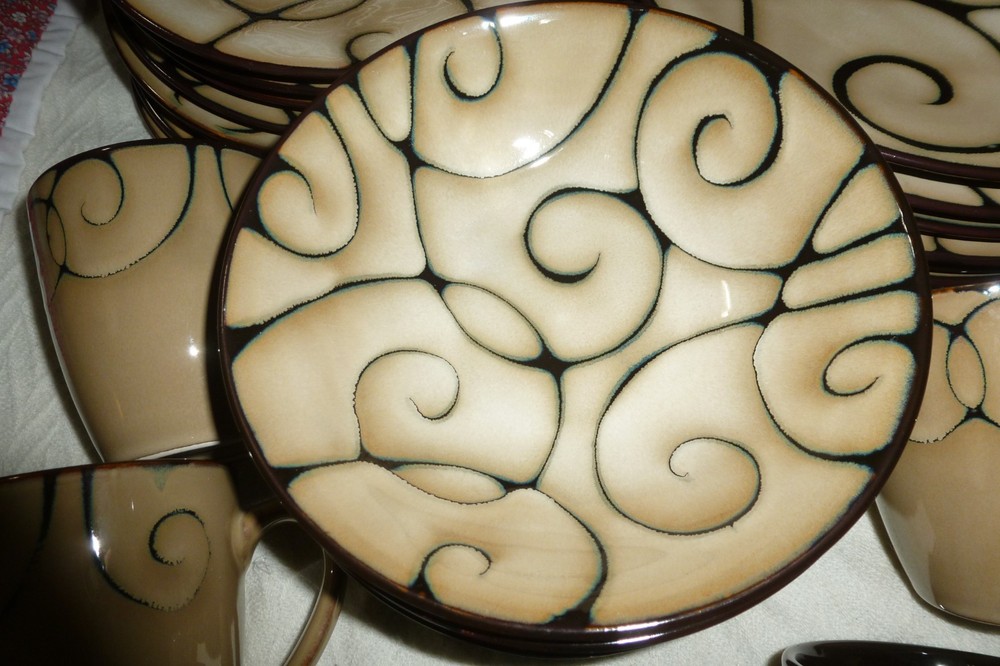 PFALTZGRAFF Stoneware Black Scroll service for 8 included 32 pc Total