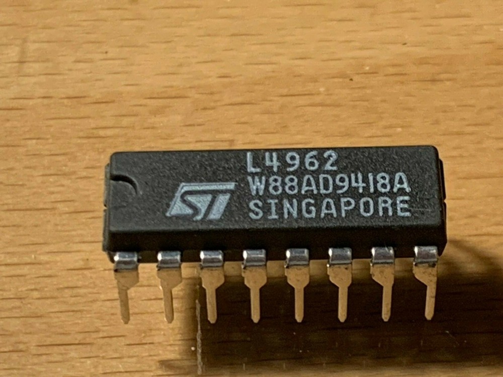 L4962 - REGULATOR IC -ST - DIP-16.
