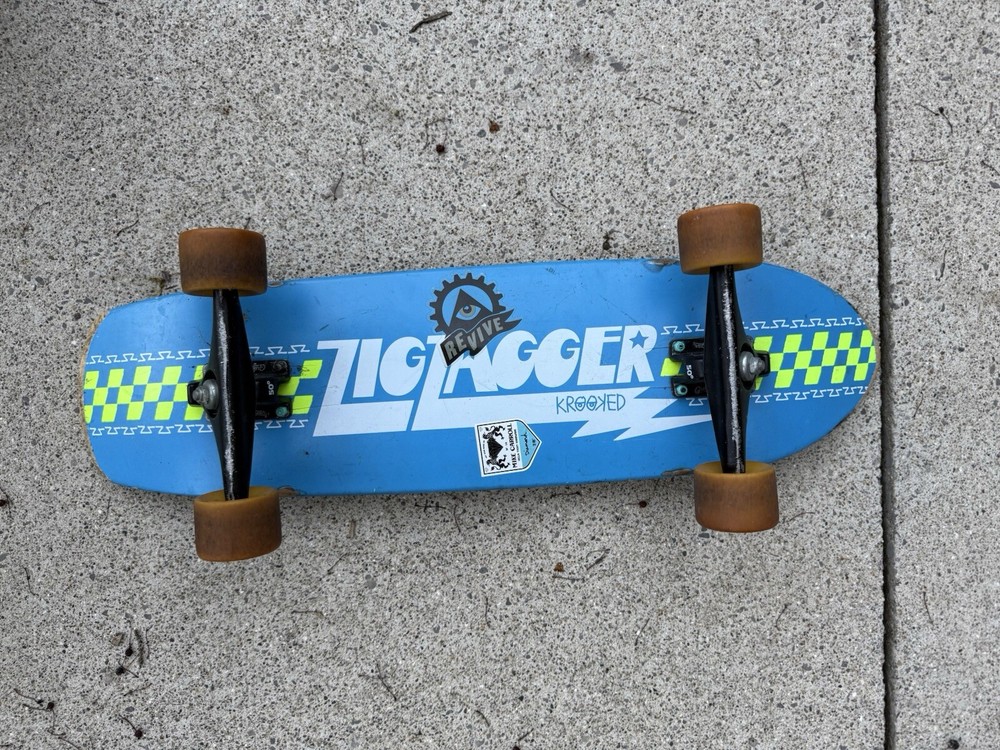 krooked zig zagger skateboard w gullwing trucks Complete