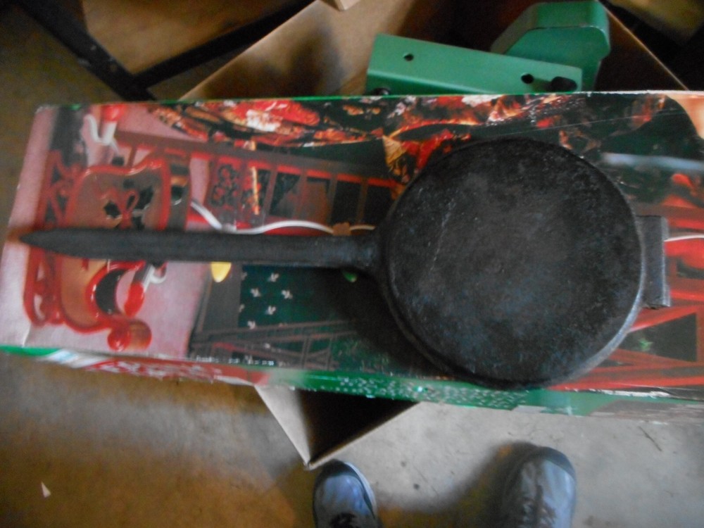 VINTAGE CAST IRON WAFFLE MAKER