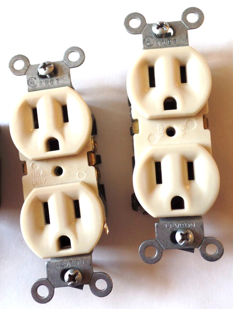 5 Vintage LEVITON & EAGLE Plugs (k)